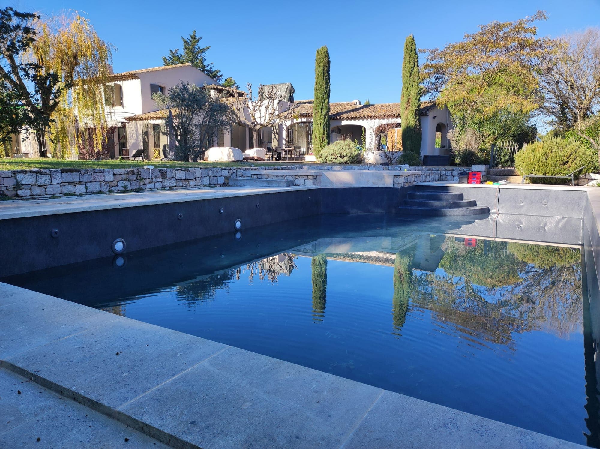 Piscine réalisée par Eau BN Piscines dans un jardin méditerranéen